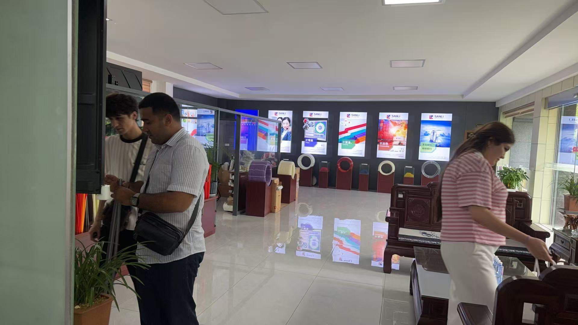 塔吉克斯坦客商在三力管业展厅参观 PEX-AL-PEX 铝塑复合管及铜配件产品陈列区